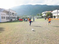 花蓮縣瑞北國小學生努力練球，踢球姿勢可愛。