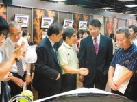 清華綠能總經理林溪祥(左)為台南市副市長顏純左(右)解說環保節能產品。