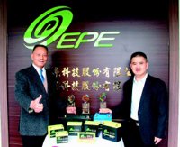 振亮科技副總陳瑞騰（左）、研發經理林千領導研發團隊，致力研發磷酸鋰鐵電池。
