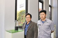 環拓科技副總經理謝東源（左起）、特助袁君揚攜手打造環保再生碳黑藍海。
