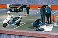 警方採證 台北市峨眉停車場昨天發生槍擊命案，兩名男子先後遭歹徒近距離持槍射殺，陳屍一輛黑色轎車內，警方獲報到場採集事證。