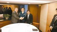 中職會長吳志揚（中）、中華棒協秘書長林宗成（右），與世界棒壘球總會會長法卡利相談甚歡。