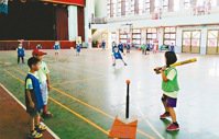 羅東竹林國小棒球夏令營，參與的小朋友體驗打擊動作。
