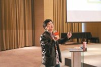 奧美互動行銷亞太區副總裁張志浩在台新「愛的力量─數位行銷工作坊」開講，現場超過百位社福團體代表與會。