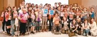 「愛的力量-數位行銷工作坊」台新公益慈善基金會執行董事鄭家鐘（圖中紅背心者）與社福團體代表合照。