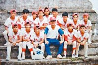 桃園市大勇國小已故體育組長葉廣合（前排左3）是大勇國小棒球隊創隊選手，返校教書也積極推動棒球運動，夢想有朝一日能進軍國際。