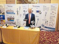 桓達總經理吳定國手持該公司新品-流量計，該產品使用於智慧城市污廢水計量管理。