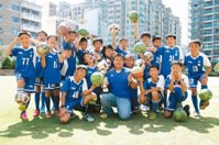 十興國小足球隊在教練陳昭憲（前右三）指導下，拿下全國足球賽事中冠軍。
