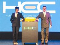 HEC總裁Timothy Ashcroft（右）與HEC策略長Yoshio Matsuura共同主持品牌發表會。