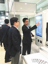 佳樂科技副總經理李政逸（右）在日本最大IT會展上向日本客戶仔細介紹公司產品。