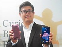 宏達電台灣區總經理陳柏諭宣布，HTC U12+即日起開放預購。