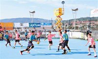 高雄市東光國小手球隊20多名小隊員（著藍衣者）7月3日到8日赴歐，參加國際分齡錦標賽，在男子組U12及U11奪得一金一銀佳績。