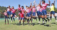 我們拿到冠軍了！ 高雄市後勁國小女子足球隊獲國際分齡足球錦標賽U12女子組冠軍，小球員們開心的跳起來。
