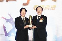全球人壽總經理馬君碩（右）代表領取體育推手獎。