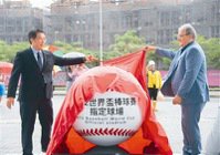WBSC世界棒壘總會會長Ricardo Fraccari（右），本月20日在台南市長黃偉哲（左）陪同下，視察全新的台南亞太國際棒球訓練中心。