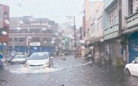 昨豪大雨造成彰化縣鹿港老街大淹水，車輛如陸上行舟。圖╱彰化縣消防局提供