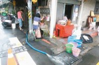 雙北暴雨造成多處積水，台北市信義區更是嚴重。受淹水之苦的民眾昨天加緊清洗家具和整理家園，希望大雷雨不要再來。記者曾吉松╱攝影