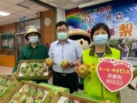 台中郵局局長陳湘慈（右）呼籲各界一起響應購買水梨，既能幫助果農，還能協助弱勢，讓大家共度疫情難關。圖╱台中郵局提供