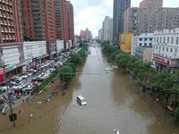 大陸河南省鄭州連日豪雨，災損嚴重。（路透）