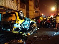 台中市大雅區前晚發生計程車自撞車禍，車輛翻覆一死一傷。圖╱台中市消防局提供