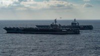 美軍卡爾文森號航空母艦（前）和林肯號航空母艦（後）廿二日通過菲律賓海前往南海演練。圖╱取自卡文森號臉書