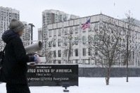 一名女子廿四日走過美國駐基輔大使館。美國國務院已下令，駐基輔使館人員的家屬和非必要館員應離開烏克蘭。（美聯社）