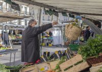法國從2022年元旦起，分階段實施蔬果裸賣規定。圖為巴黎附近一個露天市場。（圖╱美聯社）