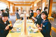 灣鳳梨首次供應作為日本學生營養午餐水果，超過6千名以上師生享用，學生們評價良好。 （圖╱農糧署提供）