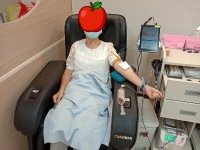 參與人體試驗，挽袖捐熱血。圖╱讀者提供