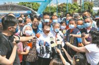 針對潭子槍擊案，台中市長盧秀燕（前左三）昨受訪表示，警方一定會將嫌犯緝捕歸案，維護台中治安。記者余采瀅╱攝影