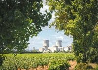 法國多座核反應爐出現管線問題，圖為南部德龍地區的特里卡斯坦核電廠。（紐約時報）