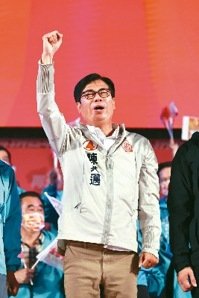 民進黨高雄市長候選人陳其邁選前之夜上台，受到支持者熱烈歡迎。記者劉學聖╱攝影
