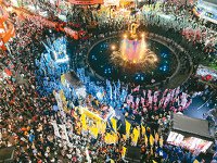 嘉義市議員選舉藍綠等陣營昨晚都選在噴水圓環舉辦選前之夜，滿滿人潮。記者林伯驊╱攝影