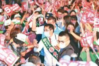 代表民進黨爭取連任的台南市長黃偉哲昨晚選舉之夜大進場。記者蘇健忠╱攝影