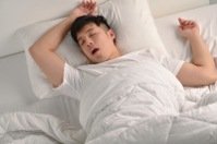 許多人常鼻塞睡不好，習慣口呼吸而引發睡眠呼吸中止症，可能是鼻中膈彎曲所導致。圖╱123RF