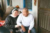 陳美惠(左)關懷慰問社區獨居長輩。圖╱嘉義市聖馬爾定醫院提供